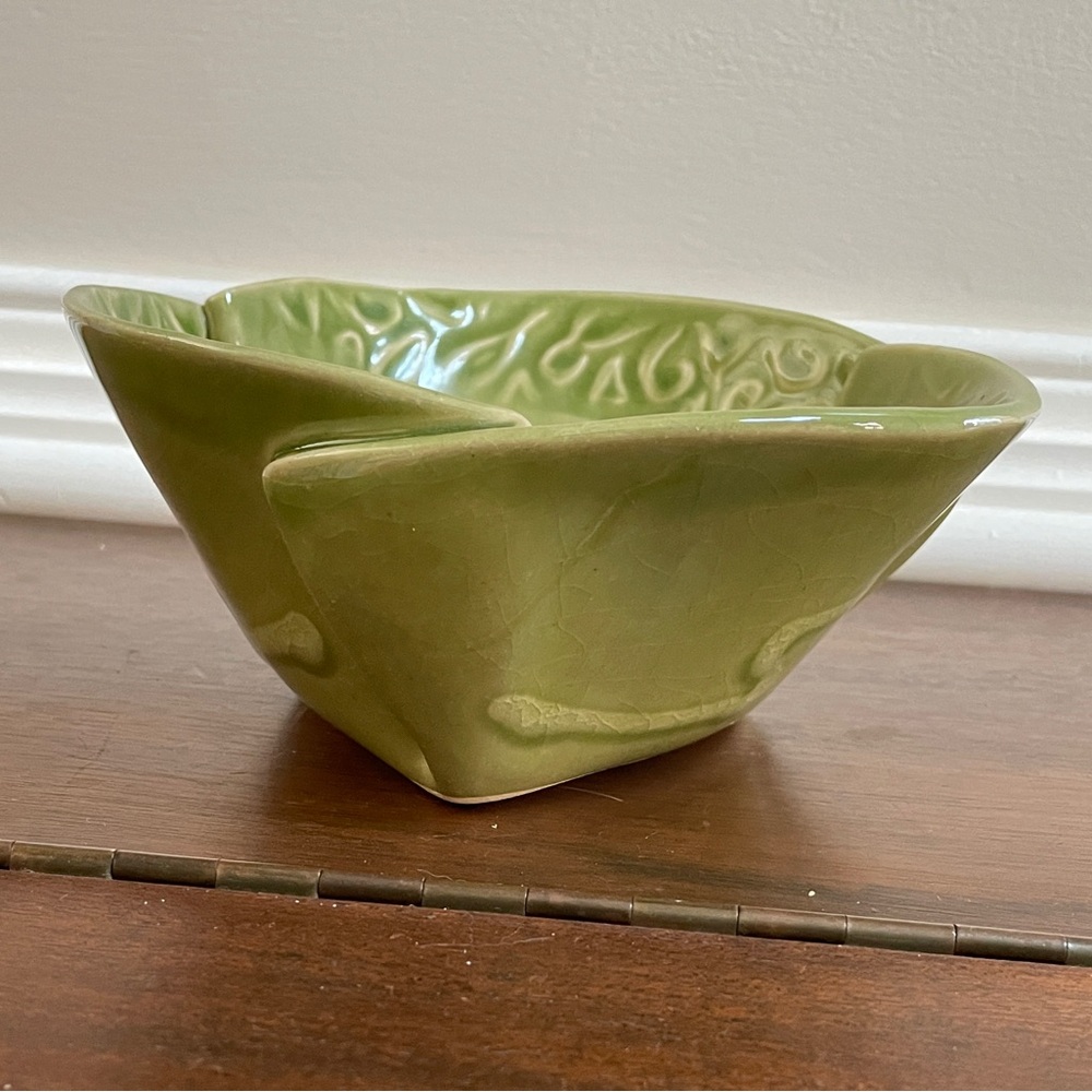 Hilborn Pottery California Green Swirl Pinch Tri- / Three Sided Bowl, 6.5”